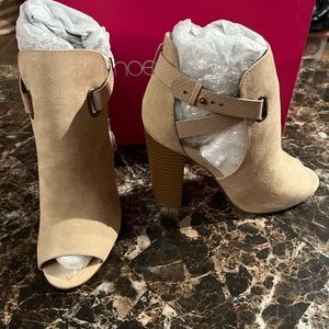 Open toed heeled sandal